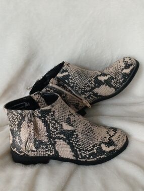 Sz. 6W NEW! Black Snake-Print Ankle Boots